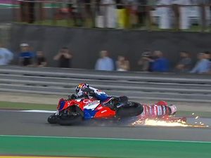 MotoGP Qatar 2022: Bagnaia dan Martin Crash!