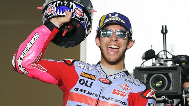 MotoGP Qatar 2022 MotoGP - Qatar Grand Prix - Losail International Circuit, Lusail, Qatar - March 6, 2022 Gresini Racing MotoGP's Enea Bastianini celebrates on the podium after winning the race REUTERS/Ibraheem Al Omari