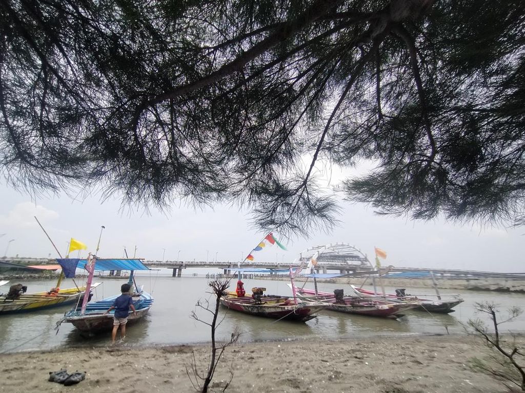 Pantai Ria Kenjeran Ramai Diserbu Pengunjung saat Libur Lebaran