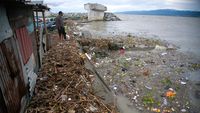 Penampakan Tumpukan Sampah di Bibir Teluk Palu