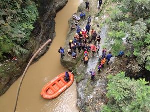 Pria di Bogor Jatuh-Tenggelam ke Sungai Ciliwung Saat Bersihkan Sampah Pria di Bogor Jatuh-Tenggelam ke Sungai Ciliwung Saat Bersihkan Sampah