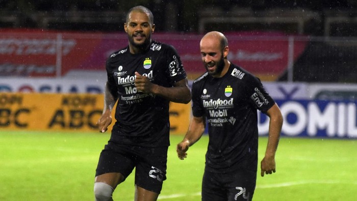 Pesepak bola Persib Bandung David Da Silva (kiri) bersama Rashid (kanan) berselebrasi usai mencetak gol ke gawang Persiraja Banda Aceh pada pertandingan Liga 1 di Stadion I Gusti Ngurah Rai, Denpasar, Bali, Sabtu (5/3/2022) malam. Persib Bandung menang atas Persiraja Banda Aceh dengan skor 3-1. ANTARA FOTO/Nyoman Hendra Wibowo/foc.