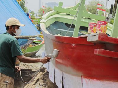 Potret Perawatan Kapal Nelayan di Desa Bandengan Cirebon