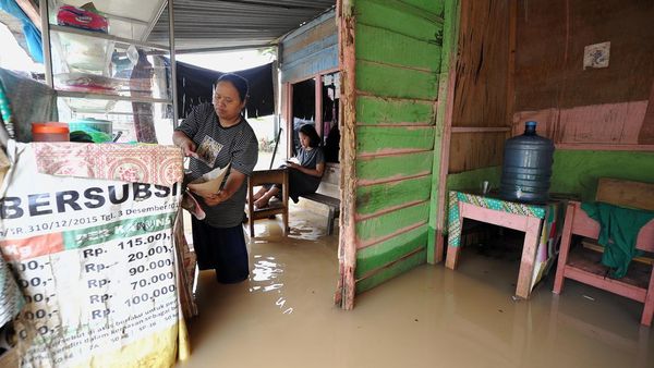 Potret Warga Jambi Beraktivitas di Tengah Banjir