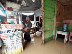 Potret Warga Jambi Beraktivitas di Tengah Banjir