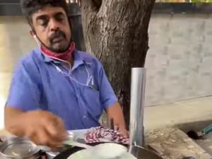 Pakai Sepeda Sederhana, Pria Ini Jual 100 Varian Camilan Sekaligus