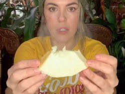 Rajin Coba Buah Eksotis, Bule Ini Jatuh Cinta Saat Makan Sukun