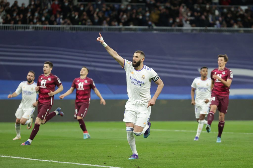 MADRID, SPAIN - MARCH 05: Karim Benzema of Real Madrid CF celebrates scoring their third goal during the LaLiga Santander match between Real Madrid CF and Real Sociedad at Estadio Santiago Bernabeu on March 05, 2022 in Madrid, Spain. (Photo by Gonzalo Arroyo Moreno/Getty Images)