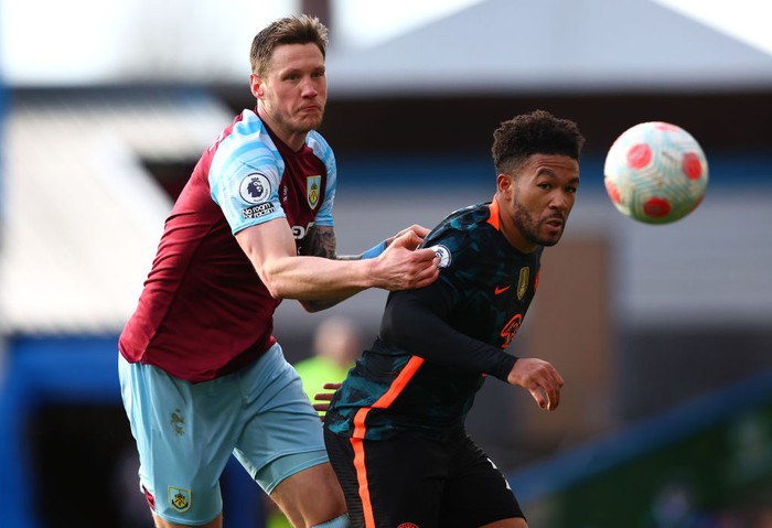 BURNLEY, ENGLAND - MARCH 05: Reece James of Chelsea celebrates after scoring their team's first goal during the Premier League match between Burnley and Chelsea at Turf Moor on March 05, 2022 in Burnley, England. (Photo by Lewis Storey/Getty Images)
