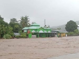 2 Rumah Warga-Perahu Nelayan Hanyut Diterjang Banjir Bandang di Barru