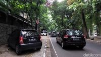Saat Trotoar di Jalan Tamansari Bandung Jadi Tempat Parkir Kendaraan