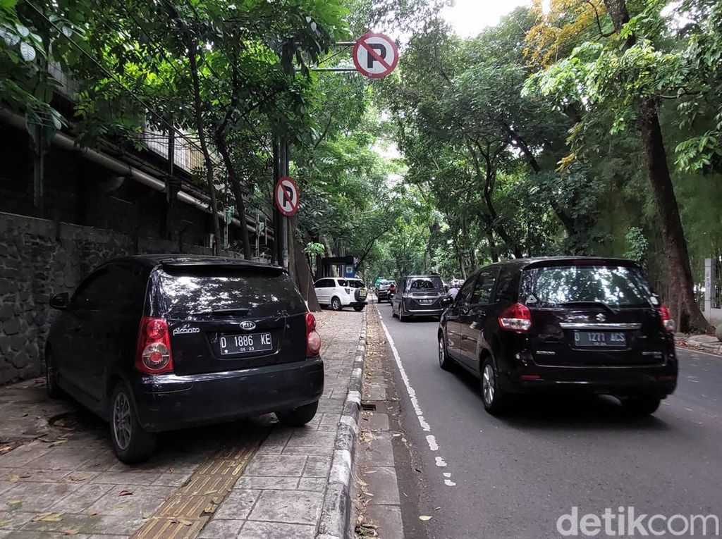 Saat Trotoar di Jalan Tamansari Bandung Jadi Tempat Parkir Kendaraan
