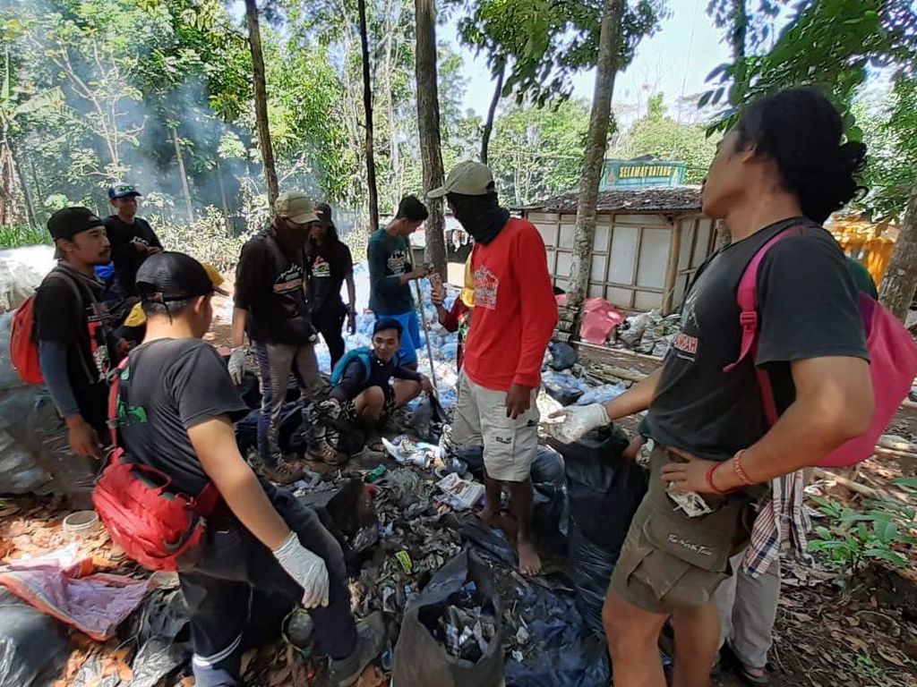 Sampah Pendaki Gunung Penanggungan Dikumpulkan, Mulai Tisu Basah-Botol Miras