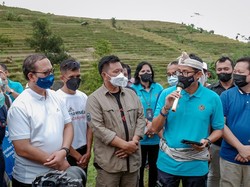 Sandiaga Datangi Desa Wisata di Majalengka, Beri Alat Belajar hingga Al Quran