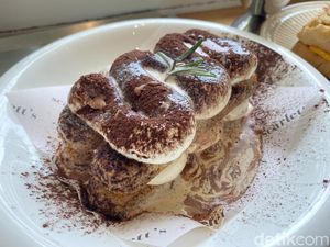 Poured Tiramisu Lagi Hits, Bisa Dicicipi di 5 Kafe Dessert Ini Poured Tiramisu Lagi Hits, Bisa Dicicipi di 5 Kafe Dessert Ini