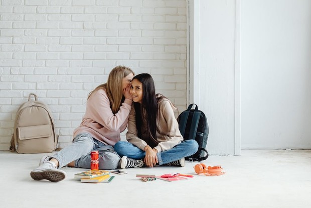 Sering Menggosipkan Sahabat di Belakangnya/ Foto: pexels.com/Karolina Grabowska Sering menggosipkan sahabat di belakangnya adalah kebiasaan yang tidak baik dan membuat sahabat menjauh darimu.