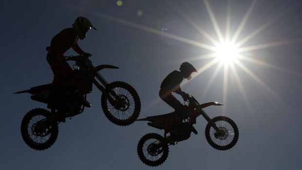 Smashot Edisi 6 Maret 2022 Riders compete in the EMX125 event during the motorcross MXGP of Great Britain at Matterley Basin in Winchester, southern England on February 27, 2022. (Photo by Adrian DENNIS / AFP)