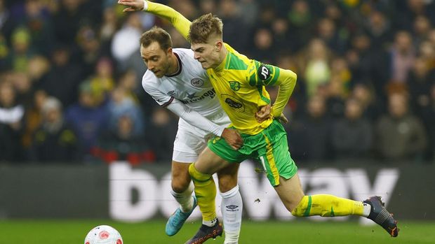 Soccer Football - Premier League - Norwich City v Brentford - Carrow Road, Norwich, Britain - March 5, 2022  Norwich City's Brandon Williams in action with Brentford's Christian Eriksen Action Images via Reuters/Andrew Boyers EDITORIAL USE ONLY. No use with unauthorized audio, video, data, fixture lists, club/league logos or 'live' services. Online in-match use limited to 75 images, no video emulation. No use in betting, games or single club /league/player publications.  Please contact your account representative for further details.