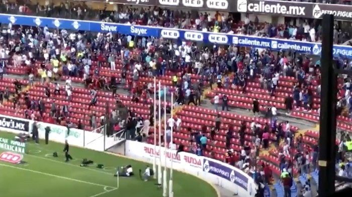 Suporter di Liga Meksiko Adu Jotos di Lapangan, 22 Orang Terluka