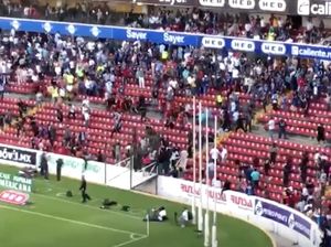 Kerusuhan di Liga Meksiko, Ada Suporter Kehilangan Satu Matanya Kerusuhan di Liga Meksiko, Ada Suporter Kehilangan Satu Matanya