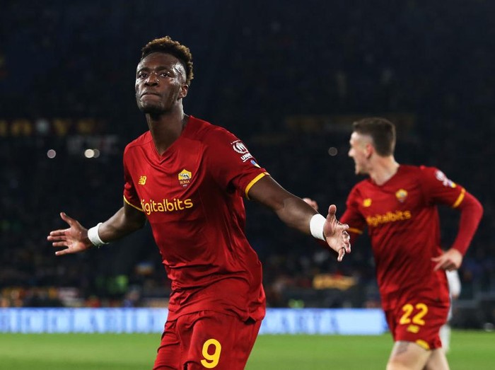 ROME, ITALY - MARCH 05: Tammy Abraham of Roma celebrates scoring his sides first goal during the Serie A match between AS Roma and Atalanta BC at Stadio Olimpico on March 05, 2022 in Rome, Italy. (Photo by Paolo Bruno/Getty Images)