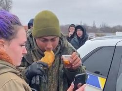 Bikin Haru! Warga Ukraina Bagikan Teh dan Roti ke Tentara Rusia