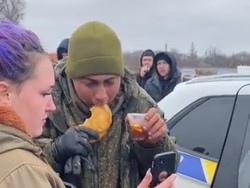 Bikin Haru! Warga Ukraina Bagikan Teh dan Roti ke Tentara Rusia