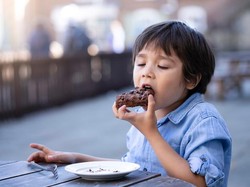 Terlalu Lebay, Ibu Ini Dikritik Karena Larang Anaknya Makan Kue di Pesta Ultah