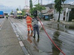 Tumpahan Limbah Berceceran di Jalur Nasional Lamongan Ancam Pengguna Jalan