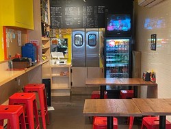 Menggelitik! Warkop di New York Tawarkan Mi Instan dan Gorengan