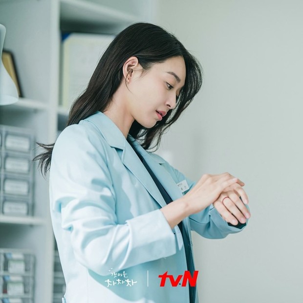 Yoon Hye Jin seorang dokter gigi di desa Gongjin