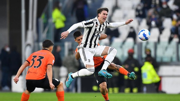 TURIN, ITALY - MARCH 06:  Dusan Vlahovic of Juventus is challenged by Dimitrios Nikolaou of Spezia Calcio during the Serie A match between Juventus and Spezia Calcio at Allianz Stadium on March 6, 2022 in Turin, Italy.  (Photo by Valerio Pennicino/Getty Images)