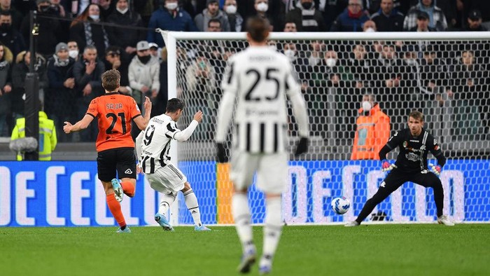 TURIN, ITALY - MARCH 06:  Alvaro Morata of Juventus scores the opening goal during the Serie A match between Juventus and Spezia Calcio at Allianz Stadium on March 6, 2022 in Turin, Italy.  (Photo by Valerio Pennicino/Getty Images)