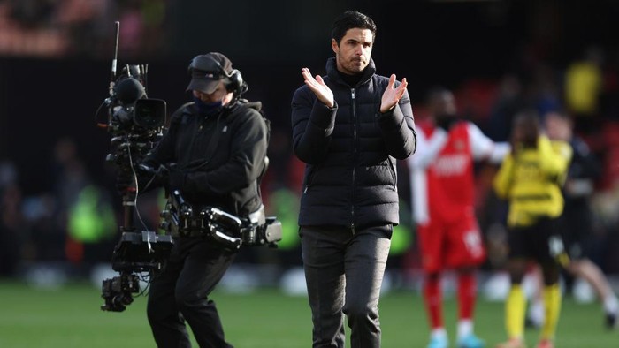 WATFORD, ENGLAND - MARCH 06: Mikel Arteta, Manager of Arsenal applauds fans following their sides victory after the Premier League match between Watford and Arsenal at Vicarage Road on March 06, 2022 in Watford, England. (Photo by Julian Finney/Getty Images)