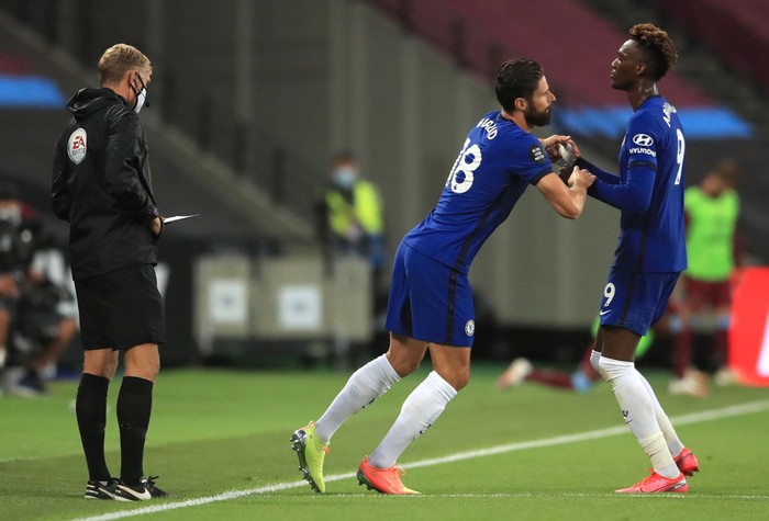 LONDON, ENGLAND - JULY 01: Tammy Abraham of Chelsea is substituted for team mate Olivier Giroud during the Premier League match between West Ham United and Chelsea FC at London Stadium on July 01, 2020 in London, England. Football Stadiums around Europe remain empty due to the Coronavirus Pandemic as Government social distancing laws prohibit fans inside venues resulting in all fixtures being played behind closed doors. (Photo by Adam Davy/Pool via Getty Images)
