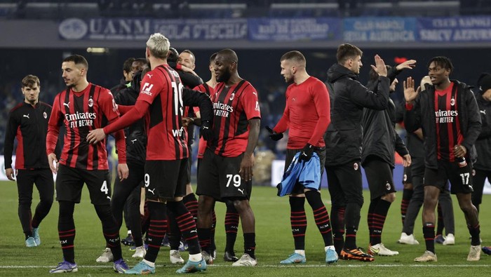 Soccer Football - Serie A - Napoli v AC Milan - Stadio Diego Armando Maradona, Naples, Italy - March 6, 2022 AC Milan players celebrate after the match REUTERS/Ciro De Luca