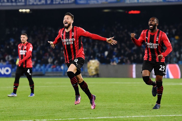 NAPLES, ITALY - MARCH 06: Olivier Giroud of AC Milan celebrates after scoring their sides first goal during the Serie A match between SSC Napoli and AC Milan at Stadio Diego Armando Maradona on March 06, 2022 in Naples, . (Photo by Francesco Pecoraro/Getty Images)