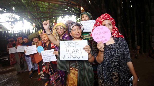 Aktivis Perempuan Berkain Peringati International Women Day