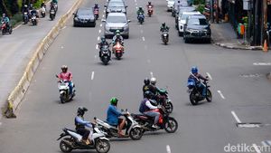 U-Turn Jauh, Pemotor Potong Jalan-Lawan Arus di Hayam Wuruk Jakarta