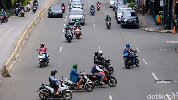 U-Turn Jauh, Pemotor Potong Jalan-Lawan Arus di Hayam Wuruk Jakarta