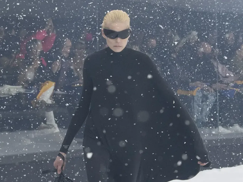 Hadirkan Badai Salju, Fashion Show Balenciaga Bawa Pesan Perlawanan Perang