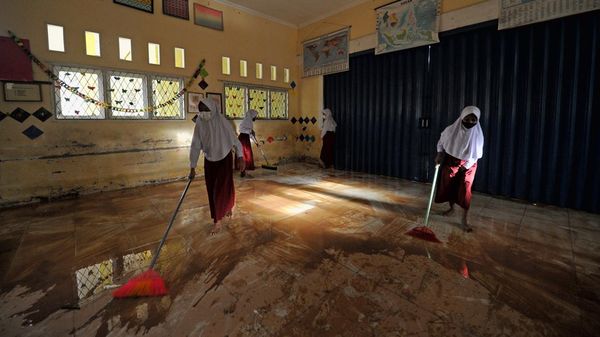 Banjir Surut, Siswa di Jambi Bersih-bersih Sekolah
