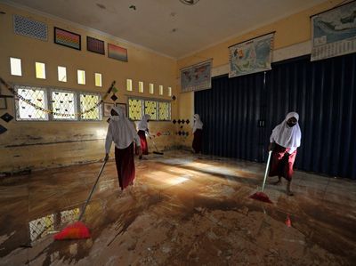 Banjir Surut, Siswa di Jambi Bersih-bersih Sekolah