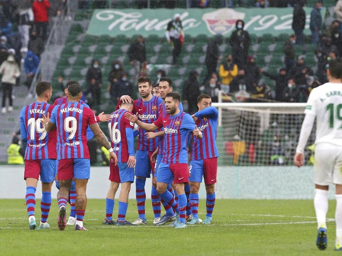Barcelona players celebrate after defeating Elche at the end of a Spanish La Liga soccer match at the Martinez Valero stadium in Elche, Spain, Sunday, March 6, 2022. (AP Photo/Alberto Saiz)
