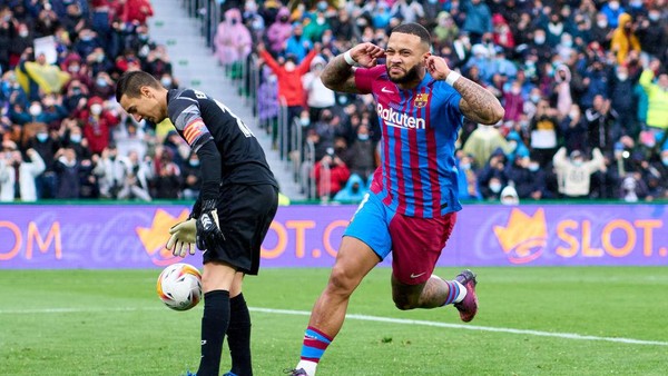 ELCHE, SPAIN - MARCH 06: Memphis Depay of FC Barcelona  celebrates after scoring his teams second goal during the LaLiga Santander match between Elche CF and FC Barcelona at Estadio Manuel Martinez Valero on March 06, 2022 in Elche, Spain. (Photo by Aitor Alcalde/Getty Images)