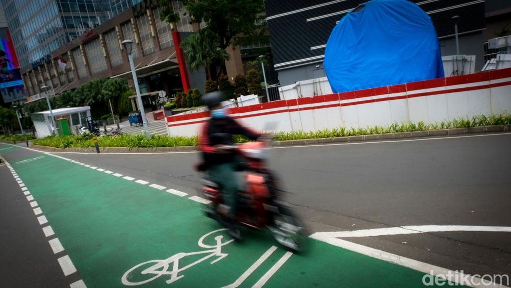Berbulan-bulan Ditutup Terpal, Apa Kabar Tugu Sepeda di Jakarta?