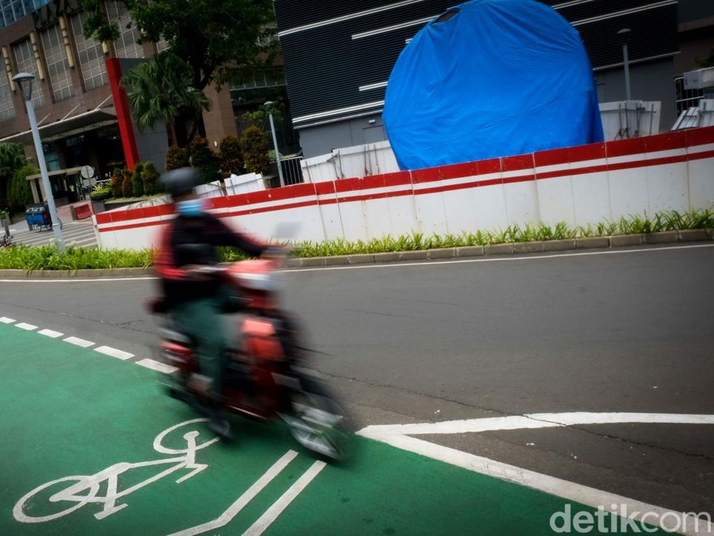 Berbulan-bulan Ditutup Terpal, Apa Kabar Tugu Sepeda di Jakarta?
