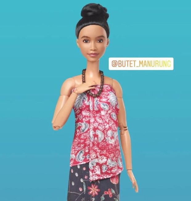 dalam balutan kain batik, Butet Manurung menjadi model barbie