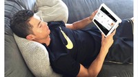 Satu lagi meme Ronaldo memantau derby Manchester. Foto: dok. Twitter