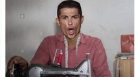 Bukan siuuuu, tapi sewwww yang bunyinya mirip-mirip dalam pelafalan bahasa Inggris. Jadi Ronaldo mantau derby Manchester sambil menjahit nih? Foto: dok. Twitter